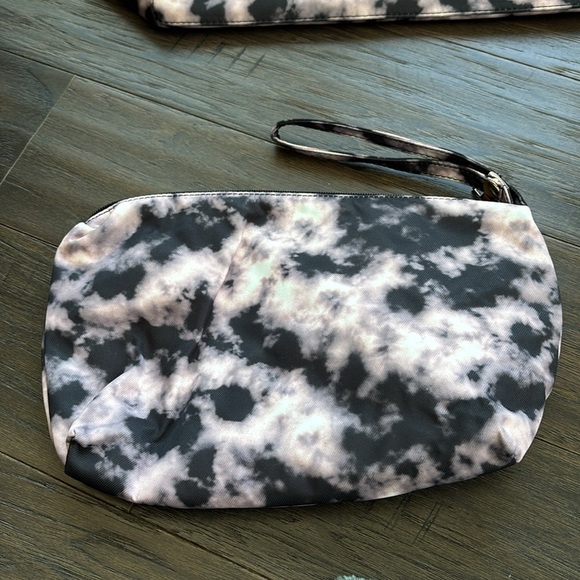 Olivia Miller Dylan,Large zip top tote w/wristlet bag,tie dye, multi-use,light - Picture 9 of 16